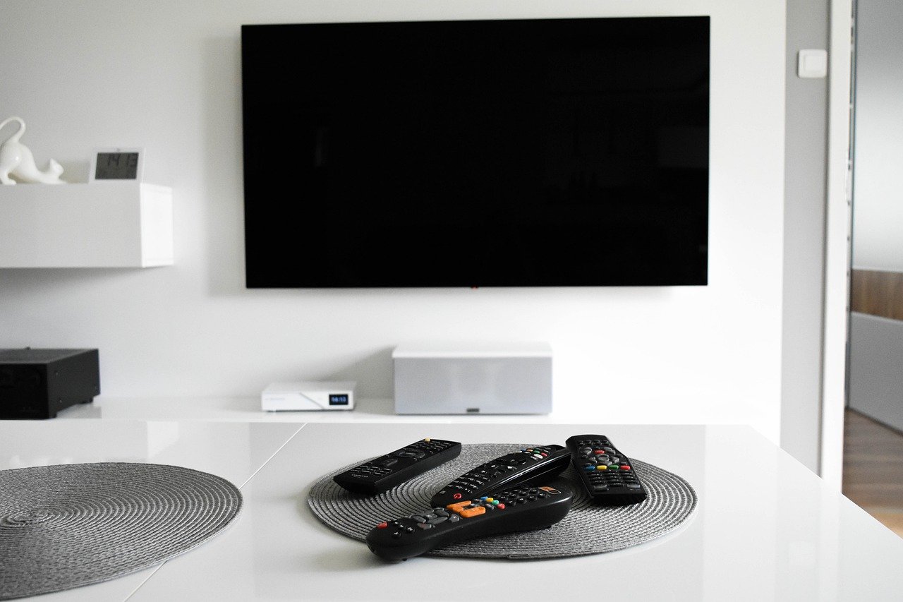 壁掛けテレビのメリットとデメリット。新築で取り付けるために必要な施工を解説