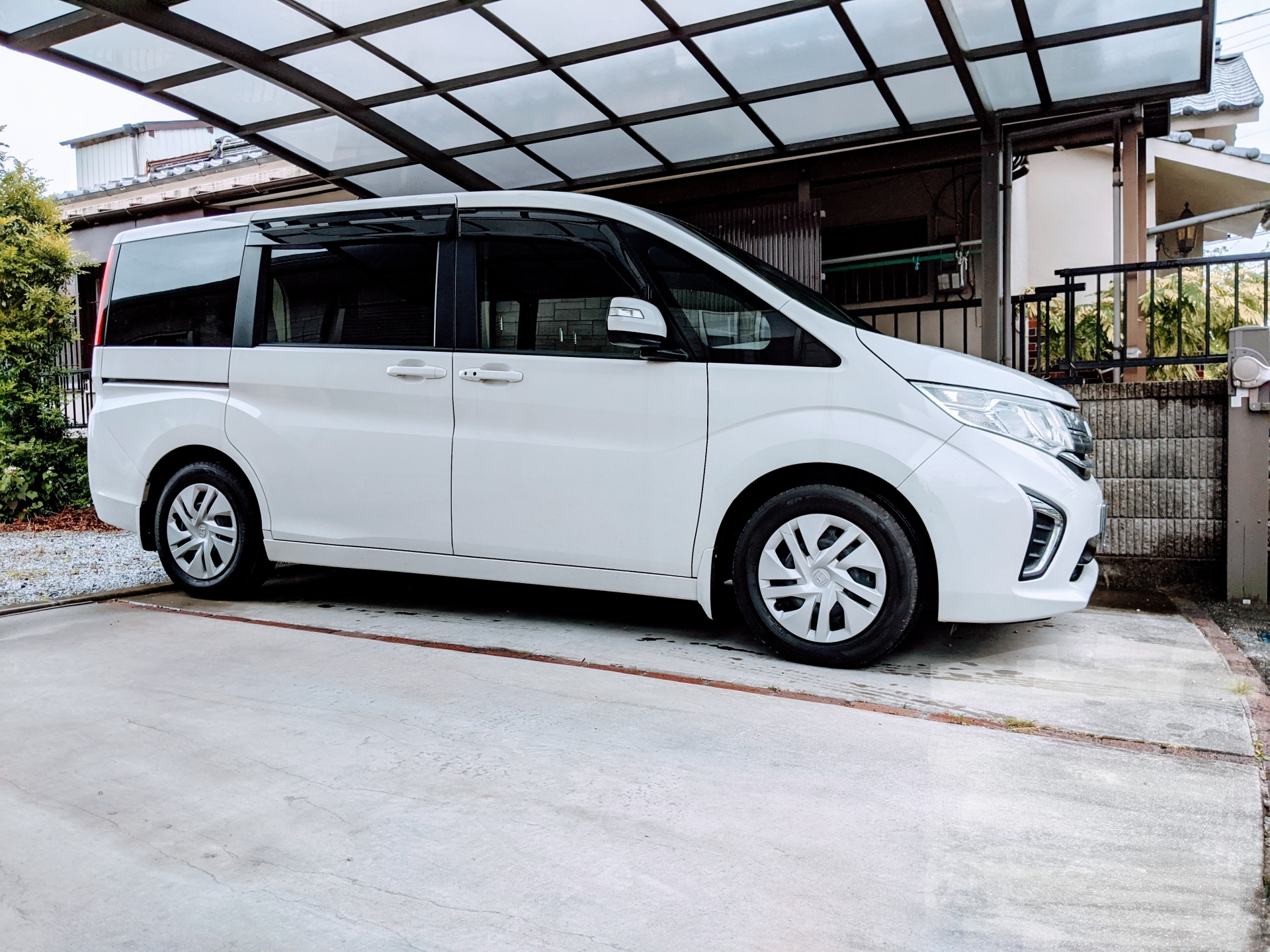 新築駐車場の舗装材選び！後悔しないための徹底比較