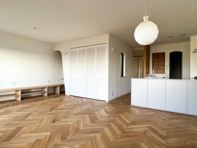 床をおしゃれに格上げ!ヘリンボーン張りの魅力・費用・おすすめの場所をわかりやすく解説