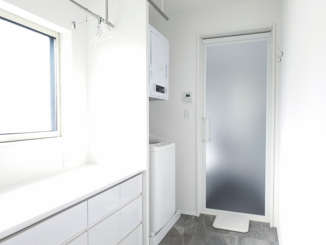 浴室ドアはどれが正解？「折れ戸・開き戸・引き戸」を掃除と安全性で徹底比較