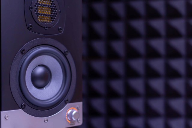 吸音とは？音の“反響を抑える”対策