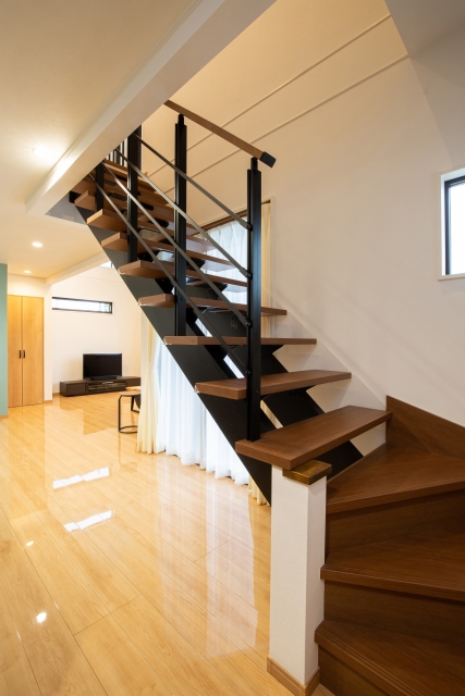 スケルトン階段の下、どう使う？後悔しない“おしゃれな活用アイデア”4選